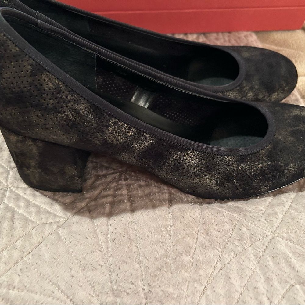 NWT NIB Vaneli black and gold suede pumps